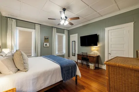 The Hansell House, your Downtown Thomasville Destination! Family + Pet Friendly!