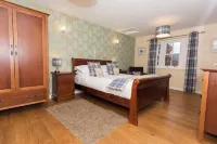 Gorgeous 2 Bed Cottage Near Glenshee. Hot tub, Garden, Child & Pet Friendly