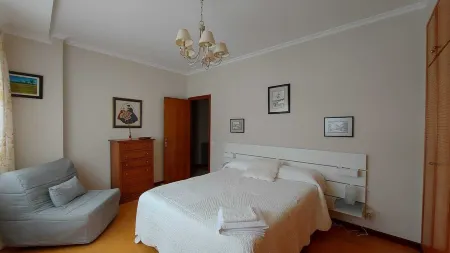 Port of Foz with 4 rooms, garden, terrace and barbecue Отели в г. Foz