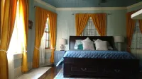 Historic charm and secret gardens. Central location. Bay St. Louis, MS