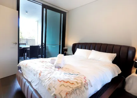Olympic Park Stylish 2BR | Walk to stadium | Pool & Gym Отели в г. Lidcombe