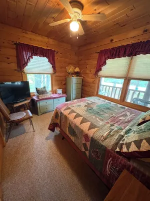 3-bedroom cabin in heart of Greenville,  with WiFi, just 3 minute walk to Lake!