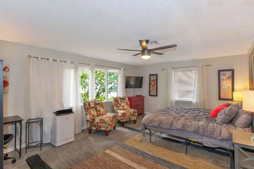 Large one-bedroom with king-sized bed in beautiful Fruitland Park Hotels in Fruitland Park