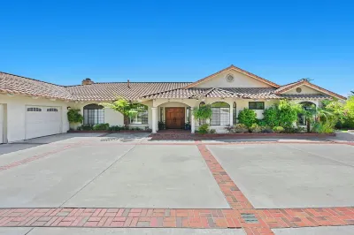 Beautiful San Diego (Fallbrook) Retreat on 2+ Acres with Amazing Mountain View