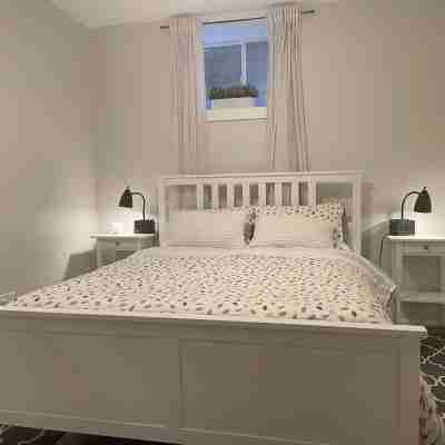Designer-renovated 1 bedroom in Roncesvalles Village Rooms