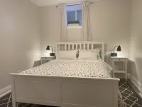 Designer-renovated 1 bedroom in Roncesvalles Village - บังกะโล