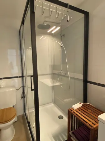 Bright & Renovated 1 Bedroom Apartment @Brussels St-Gilles Отели в г. Сен-Жиль