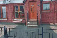 Sea Surf, 2 bedroom, fully equipped ground floor apartment, sleeps 4, in city Hotel a 