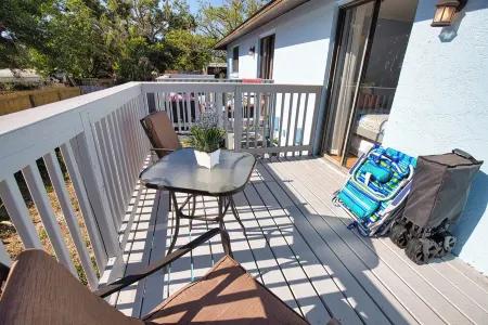 Charming 2-bedroom duplex in lovely Nokomis. 12 min walk to beach pet friendly Отели рядом с достопримечательностью «Nokomis Beach»