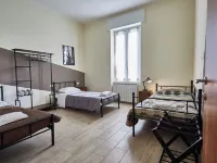 Charming apartment 3 bedrooms, 5 minutes walk from lake and train station Hotels in Lecco