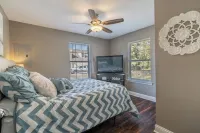 “The Blue Bungalow” Great location RV hookup addon