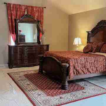 5 Bed/ 4 Bath 2.9 Miles to Lambeau Field and 1.9 Miles to Green Bay Airport . Rooms