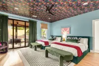 Luxury Central Austin, Hot Tub & Firepit, Minigolf, Private Fenced Yard