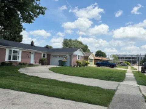 VRBO in the heart of Speedway. Hoteles en Speedway