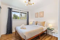 The Benson - Cozy Modern 4bd by Airport & DT - Bintang 4