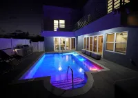 Luxury 6BR Villa w/ Pool, Rooftop Deck & lower level Lounge/ 2 Car garage/AC - Villas