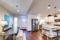 5 Mi to Dtwn Austin: Vibrant Home w/ Patio