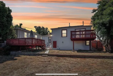 Charming 2-bedroom house with AC, Cozy Retreat with Mountain View