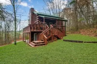 Log Cabin, 3 Bedrooms, Sauna, Cold Plunge, Full Body Massage Chair, Sleeps 6