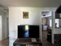 Charming 2-bedroom bungalow with WiFi, AC close to downtown & next to LA Bakery.