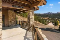 Luxurious Ski-In/Ski out adjacent Ski Slope side!