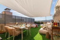 Penthouse with Private Terrace & Pool Access Hotel a Cornellà de Llobregat