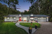 NEW! Warren Woods Pool Retreat on private 5 acres, new large heated pool & hotub