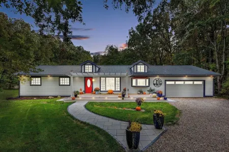 NEW! Warren Woods Pool Retreat on private 5 acres, new large heated pool & hotub