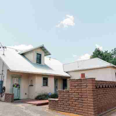 Serene, earthen home - just one minute from the heart of Old Town Albuquerque! Hotel Exterior