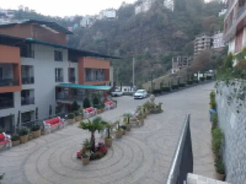 HOP stays Shimla - Luxury 2BHK {Free Parking + Lift + Caretaker + Terrace + Pet}