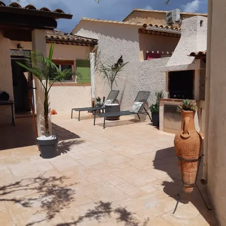 House with swimming pool in a village between Cannes and Grasse on the mimosa road Отели в г. Пегма