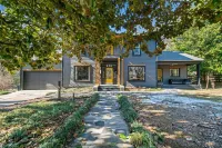 Historic 6 Bedroom Luxury Home Walking Distance to Downtown Jasper!