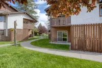 GroundFloor+Pool+King Bed+HotTub+Skiing