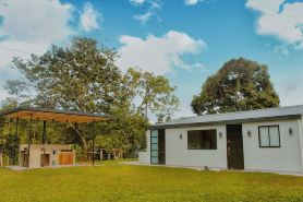 Chill hill cozy farm house on the outskirts of town