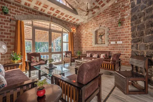 The Orchard Farm, Manesar- Luxury Pet- Friendly Farm with private pool & Jacuzzi