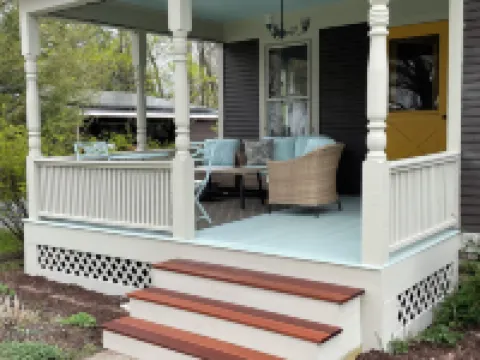 In Town Delight! Hotels in Manchester Center