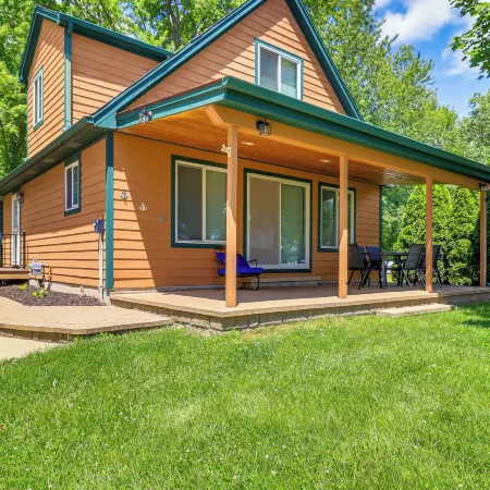 Brooklyn Cottage w/ Dock - Steps to Wamplers Lake!