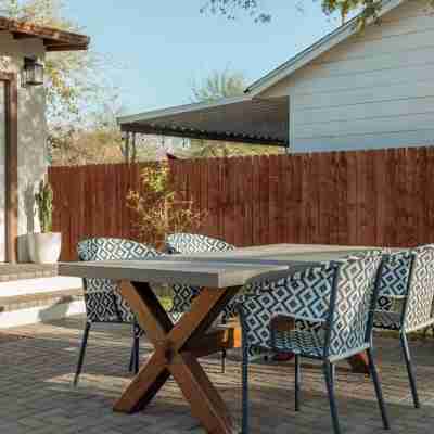 Cozy historic home centrally located. Pet friendly! Beautiful outdoor fireplace. Hotel Exterior