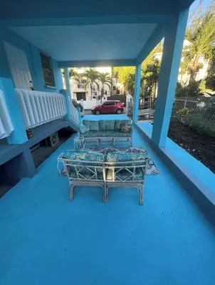 Cozy 1-bedroom apartment with AC, WiFi Douglas/Heywoods near beach and nightlife Hotels in Douglas