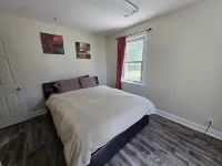 The Blue Door Retreat. Cottage style living in the city!!! Hotels in Courtice