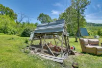 Serene Green Forest Hideaway w/ Spacious Yard Các khách sạn ở Hickory Township