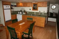 A Beautiful Vacation Awaits You on the Emerald Smith River! - Hytter