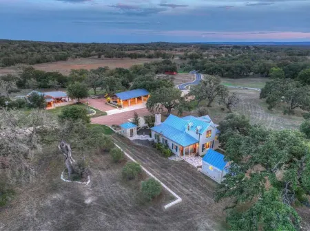 Coco at Sunset Valley Ranch Отели рядом с достопримечательностью «Texas White House»