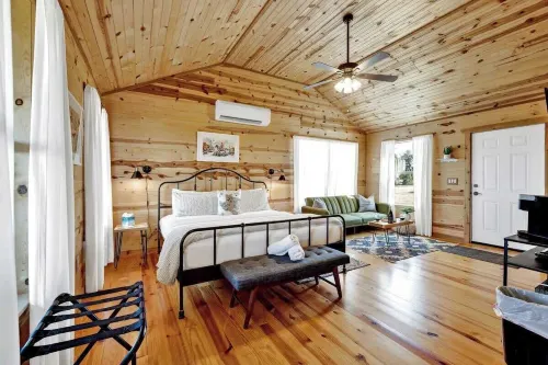 Rocky Ridge Cedar Cabin with Hot Tub & Amazing Views Hotels in Fredericksburg