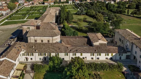 Hotel Cortaccia Sanvitale Отели в г. Felegara