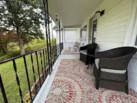 Blue Ridge Mountain Cottage close to everything Asheville has to offer.