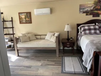 Cozy Guesthouse on 5 acres Hooverville Orchards附近的飯店