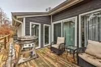 Lakefront Rogers Getaway w/ Hot Tub & Deck! - Pysäköinti