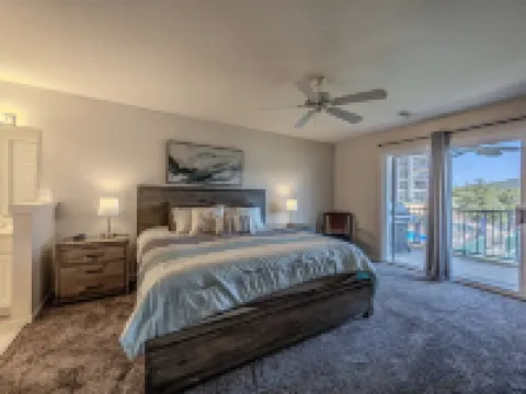 Lake of the Ozarks Premier lakefront 3-bedroom condo. Fishing, Swimming,boating. 拉塞爾酒店