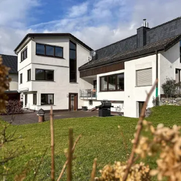 Modernes Split-Level Haus Nahe am Hennesee